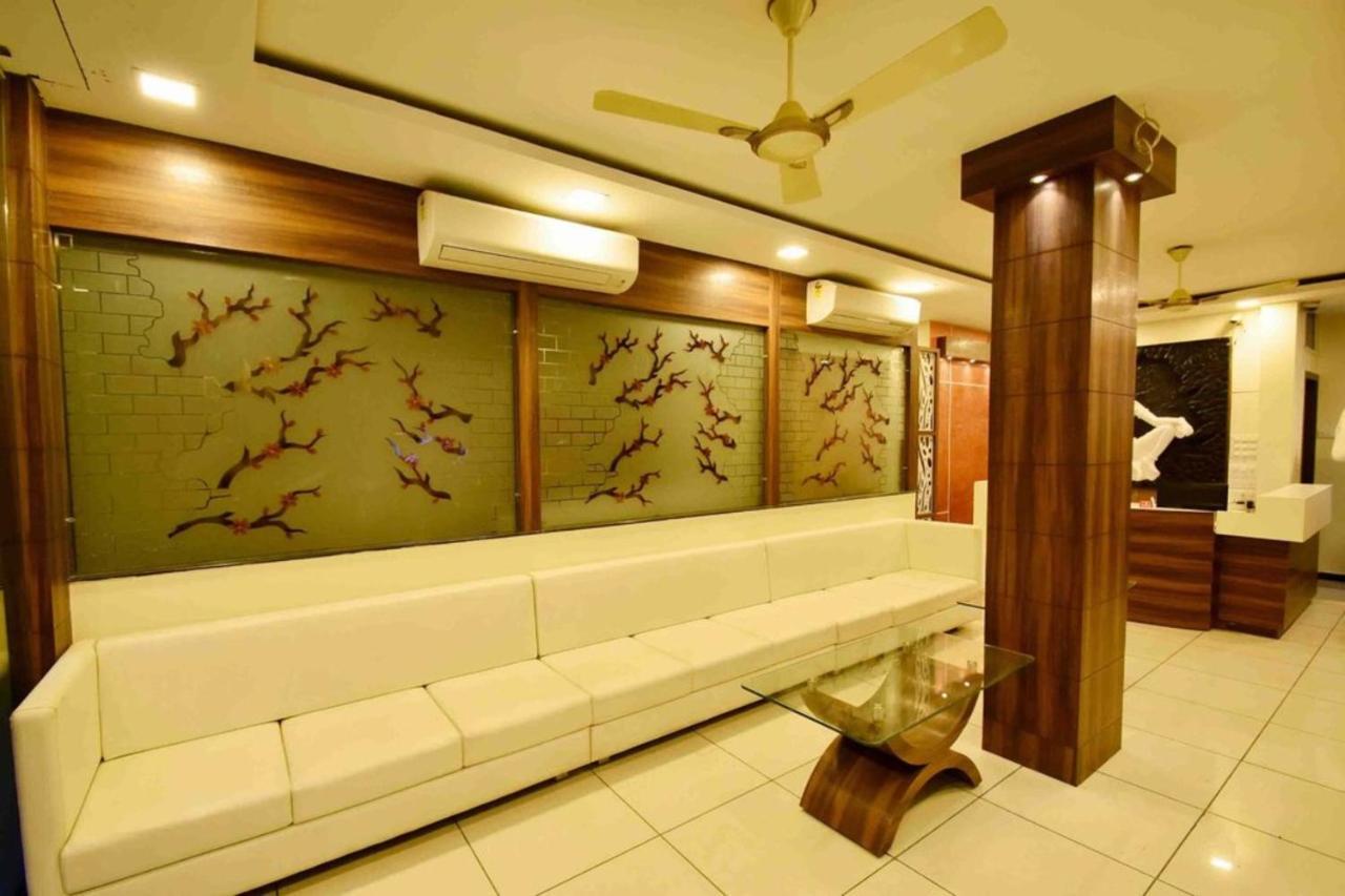 אויאיין Hotel Satyug מראה חיצוני תמונה