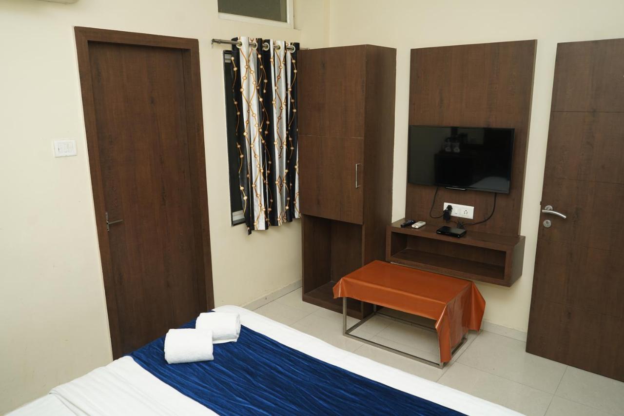 אויאיין Hotel Satyug מראה חיצוני תמונה