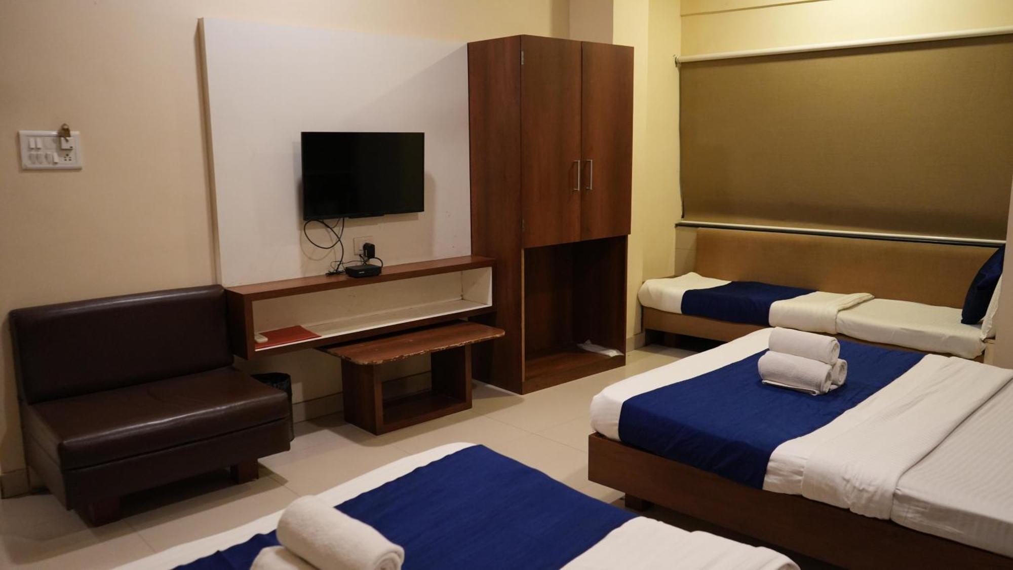 אויאיין Hotel Satyug מראה חיצוני תמונה
