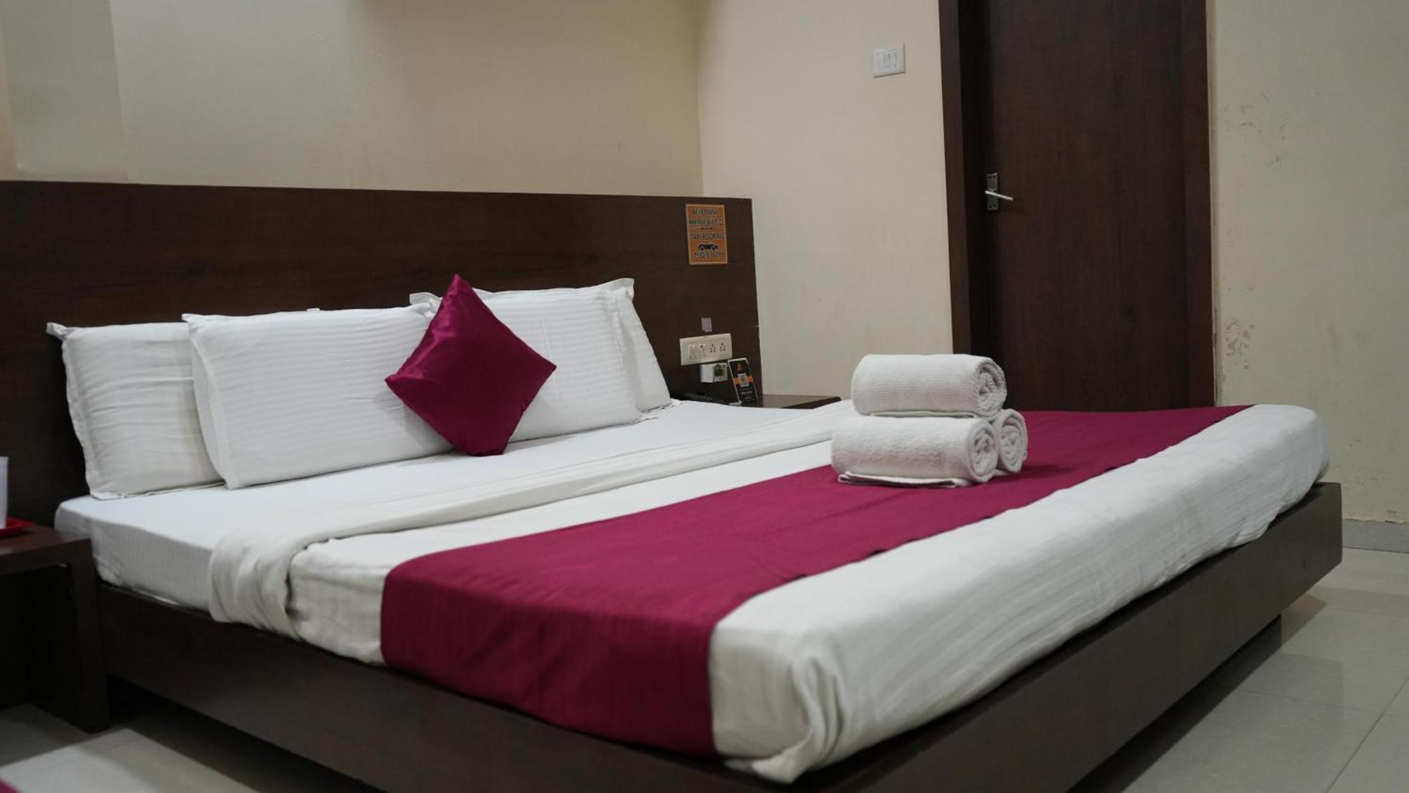 אויאיין Hotel Satyug מראה חיצוני תמונה