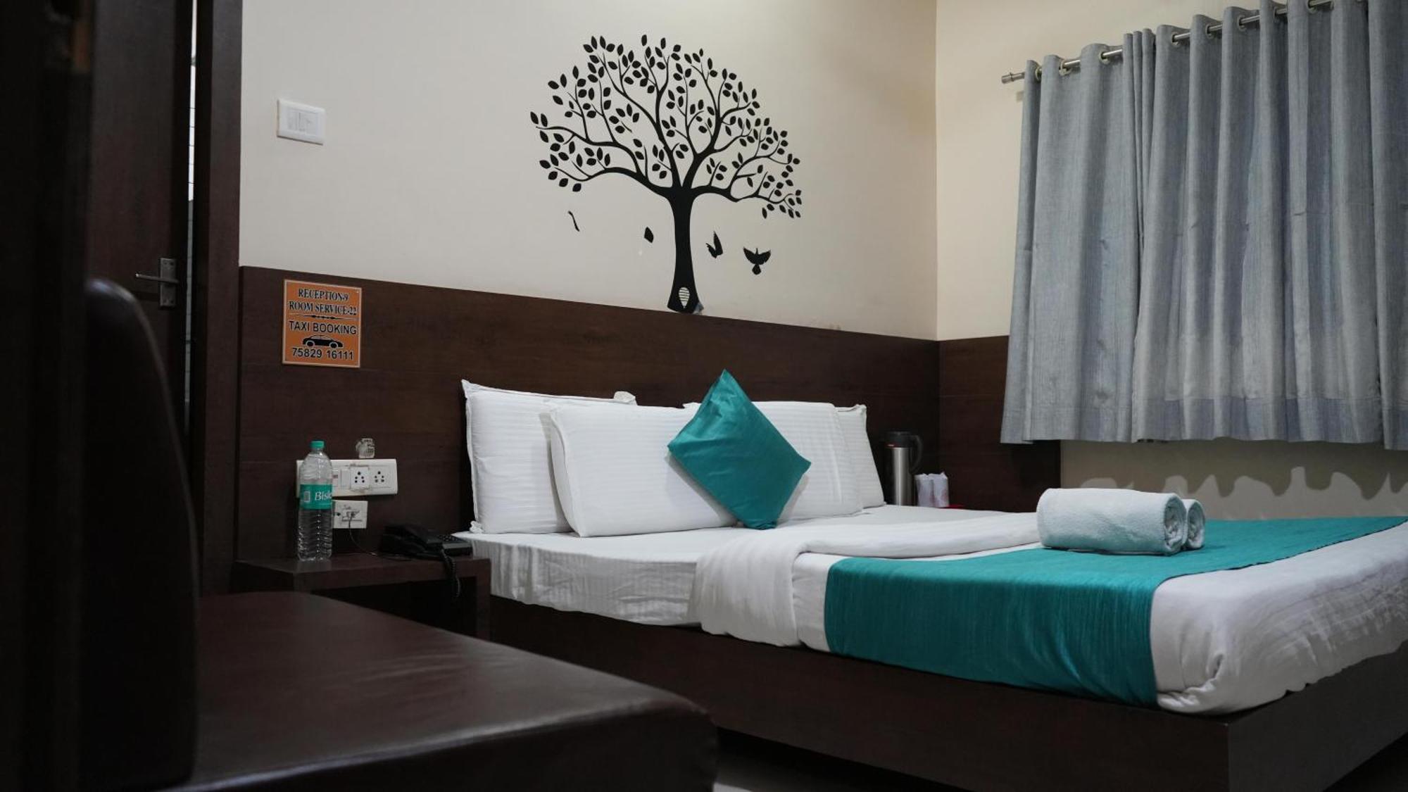 אויאיין Hotel Satyug מראה חיצוני תמונה