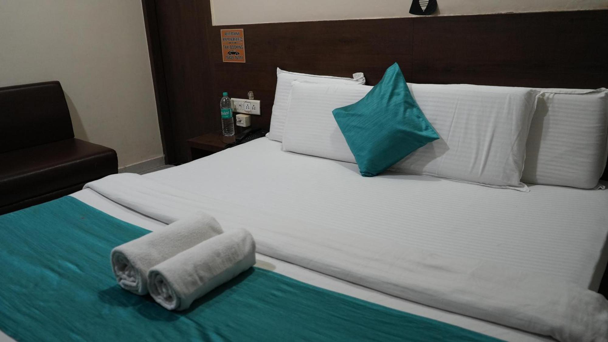 אויאיין Hotel Satyug מראה חיצוני תמונה